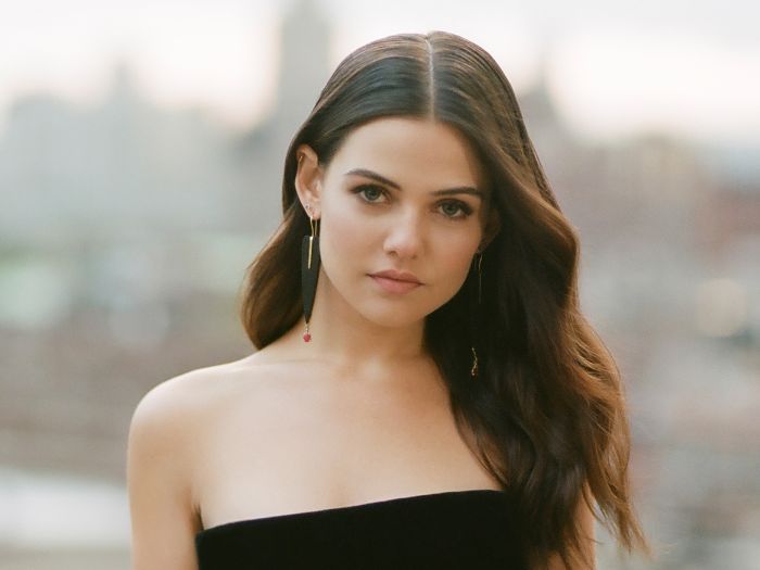 How tall is Danielle Campbell?